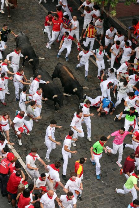 Fotos del séptimo encierro de San Fermín 2026 con toros de Miura en el tramo de Telefónica.
