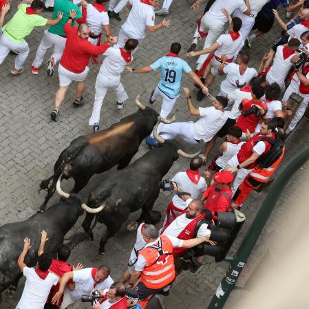 Fotos del séptimo encierro de San Fermín 2026 con toros de Miura en el tramo de Telefónica.