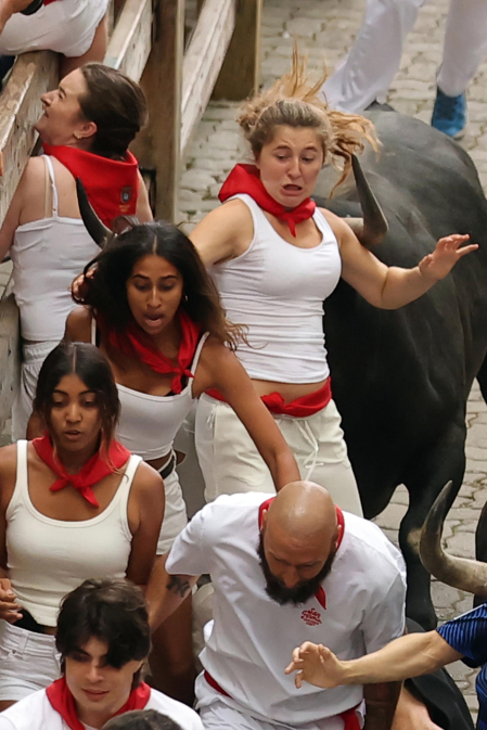 Fotos del séptimo encierro de San Fermín 2026 con toros de Miura.