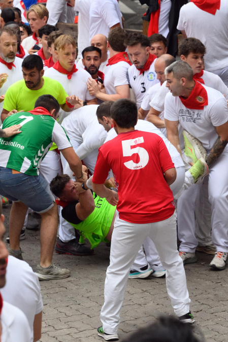 Fotos del séptimo encierro de San Fermín 2026 con toros de Miura en la curva de Telefónica.