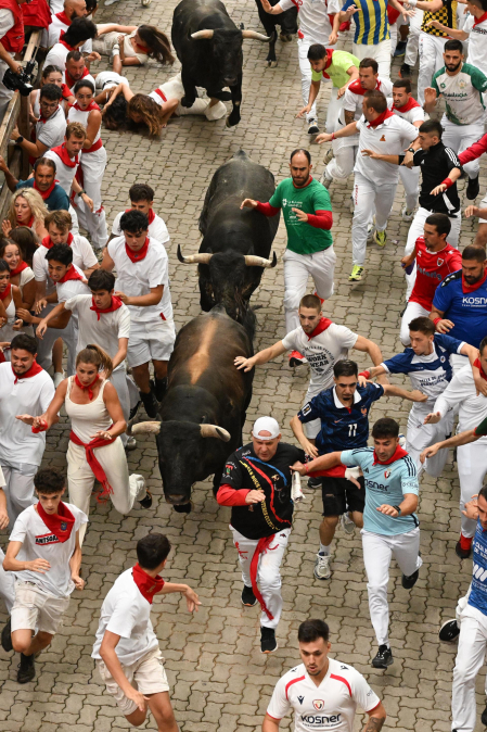 Fotos del séptimo encierro de San Fermín 2026 con toros de Miura en la bajada al callejón.