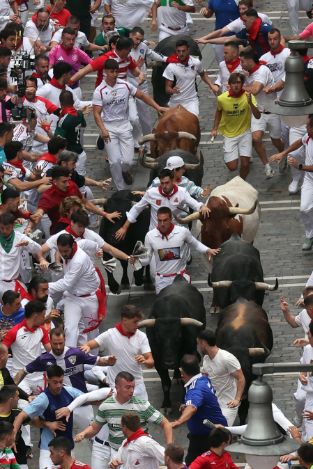 Fotos del séptimo encierro de San Fermín 2026 con toros de Miura en el tramo de Telefónica.