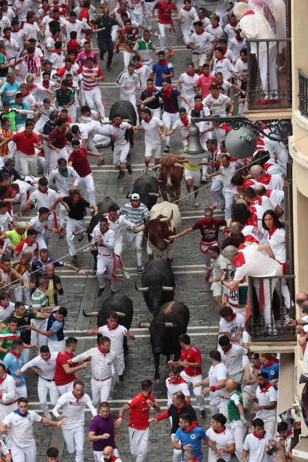 Fotos del séptimo encierro de San Fermín 2026 con toros de Miura en el tramo de Telefónica.