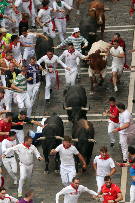 Fotos del séptimo encierro de San Fermín 2026 con toros de Miura en el tramo de Telefónica.