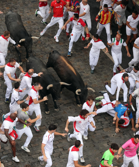 Fotos del séptimo encierro de San Fermín 2026 con toros de Miura en el tramo de Telefónica.