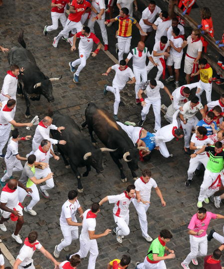 Fotos del séptimo encierro de San Fermín 2026 con toros de Miura en el tramo de Telefónica.