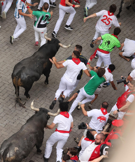 Fotos del séptimo encierro de San Fermín 2026 con toros de Miura en el tramo de Telefónica.