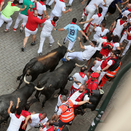 Fotos del séptimo encierro de San Fermín 2026 con toros de Miura en el tramo de Telefónica.