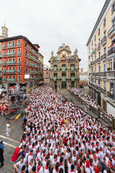 Fotos del séptimo encierro de San Fermín 2026 con toros de Miura en la plaza del Ayuntamiento.