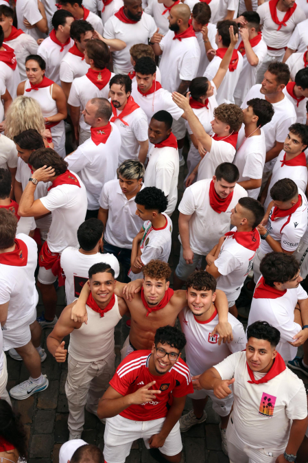 Fotos del séptimo encierro de San Fermín 2026 con toros de Miura en la calle Estafeta.
