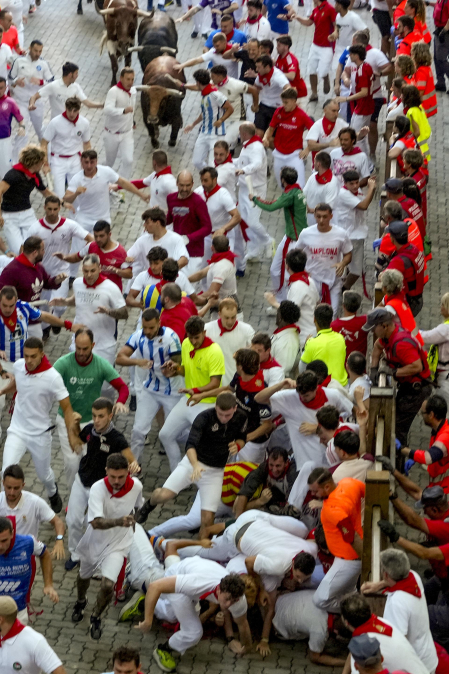 Fotos del octavo encierro de San Fermín 2026 con toros de la ganadería de Jandilla en Pamplona.