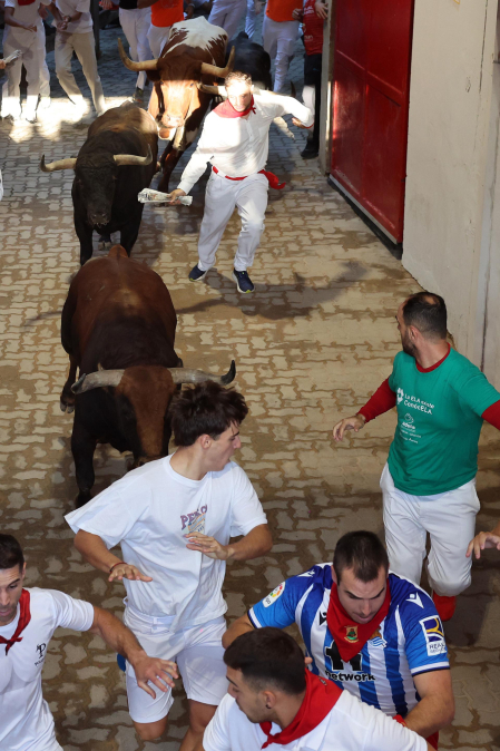 Fotos del octavo encierro de San Fermín 2026 con toros de la ganadería de Jandilla en el callejón.