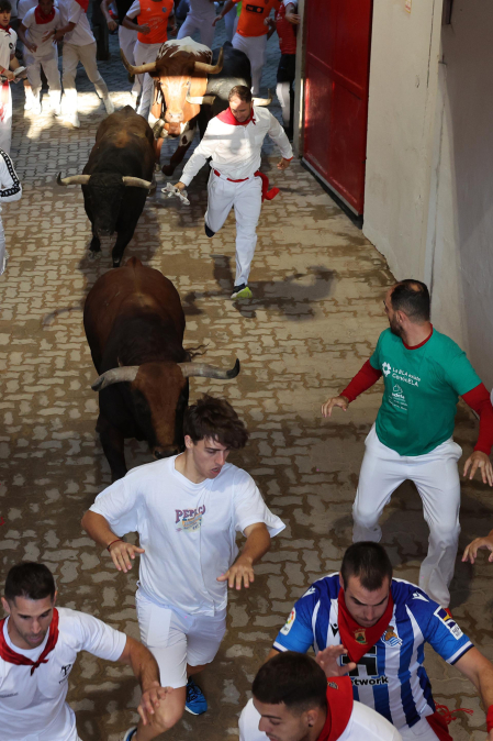 Fotos del octavo encierro de San Fermín 2026 con toros de la ganadería de Jandilla en el callejón.