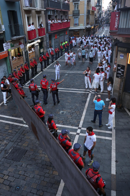 Fotos del octavo encierro de San Fermín 2026 con toros de la ganadería de Jandilla en la calle Estafeta.
