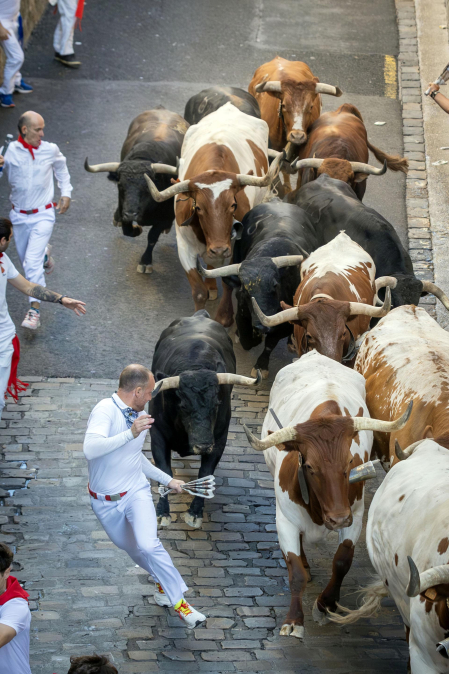 Fotos del octavo encierro de San Fermín 2026 con toros de la ganadería de Jandilla en la cuesta de Santo Domingo.