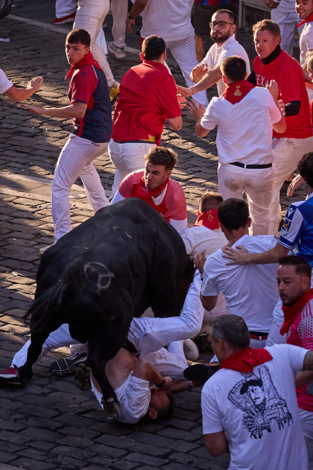 Fotos del octavo encierro de San Fermín 2026 con toros de la ganadería de Jandilla en la plaza del Ayuntamiento.