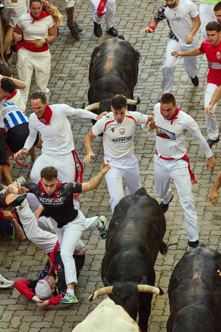 Fotos del octavo encierro de San Fermín 2026 con toros de la ganadería de Jandilla en la bajada al callejón.