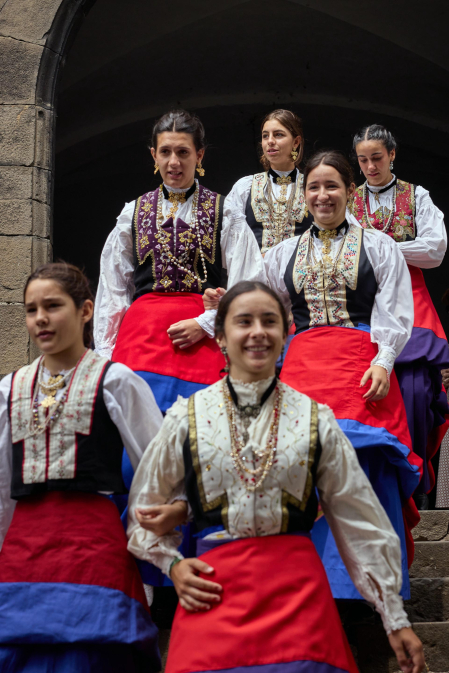 El tradicional baile de la bandera centró los actos de las fiestas en la localidad navarra este sábado, 25 de agosto