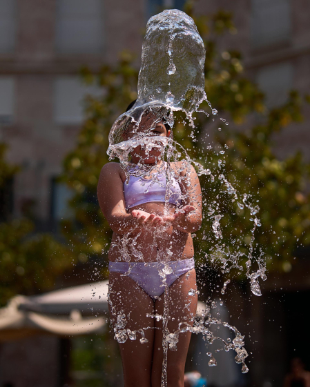 Las fuentes, la sombra, el río, bañarse... Toda opción es buena con el fin de evitar las altas temperaturas que azotan a Pamplona este miércoles, 29 de julio.