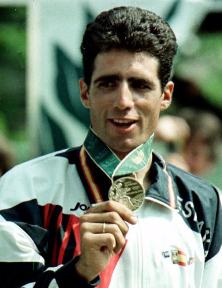 Induráin posa con la medalla de oro de los Juegos Olímpicos de Atlanta 96