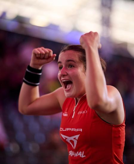 Gesto de felicidad de la pamplonesa Martina Calvo Santamaría, finalista de nuevo en un torneo profesional a sus 18 años