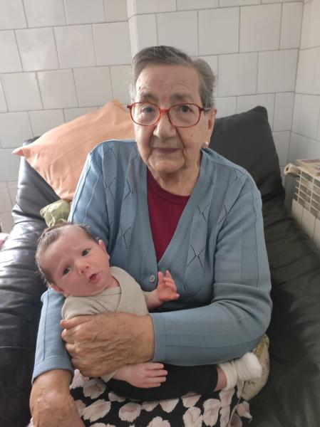 Asun con su último biznieto, Oihan. 99 años y 15 días de vida de diferencia.