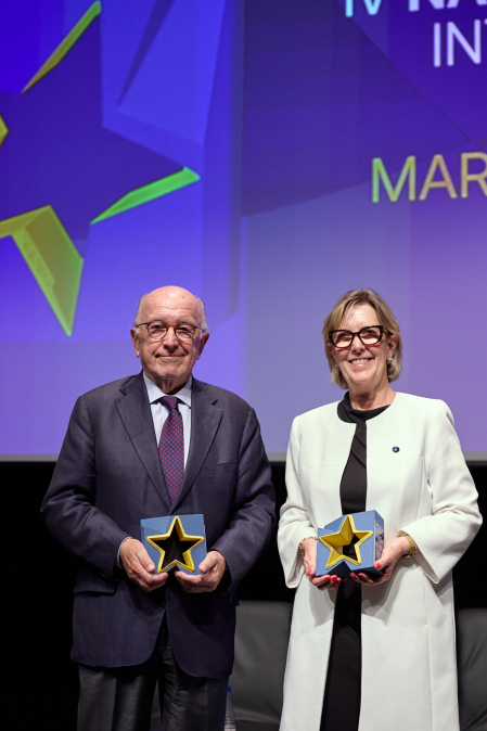Fotos de la entrega del IV Premio Internacional Navarra Puerta de Europa en la jornada de clausura de los VIII Cursos Europeos de Verano