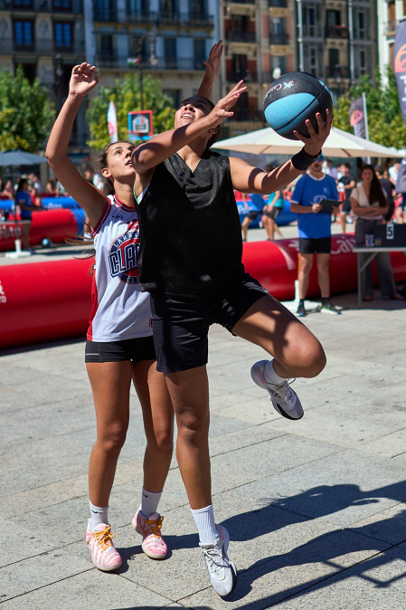 Fotos del Circuito 3x3 CaixaBank de baloncesto en la plaza del Castillo