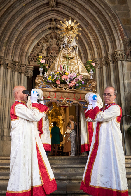 Foto de la procesión por las calles de Pamplona con motivo del 250 aniversario del retablo de la Virgen del Camino