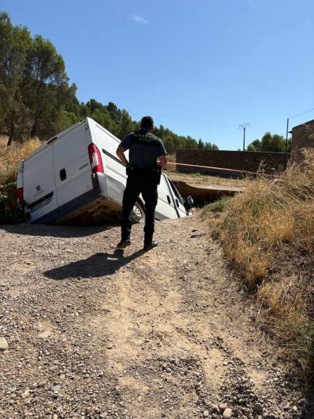 Foto de la furgoneta atrapada por un socavón en Sartaguda