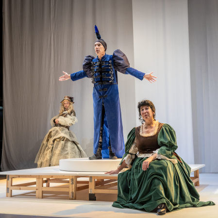 Ángel García Moneo (izq.), Patxi Larrea y María Álvarez, en una escena de ‘Una mera curiosidad’.