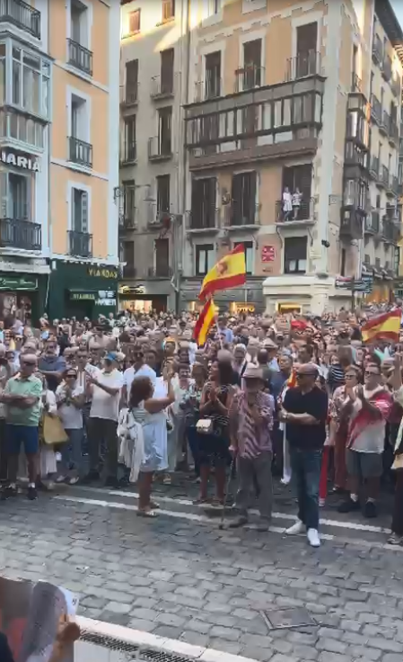 Manifestantes corean “España no se vende” en la concentración convocada por la asociación Movimiento Cívico del Pueblo