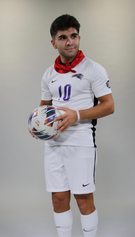 Jesús Miralles, miembro de ETURE y ex jugador del Saint Michael's College, posa con el pañuelo rojo de San Fermín
