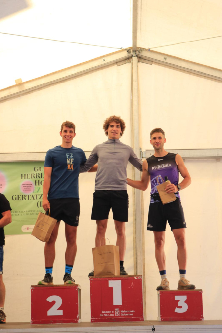 Primer podio masculino del Trail Arrieta, con Adrián Losarcos primero, Joseba Erro segundo e Iñaki Videgain, tercero.