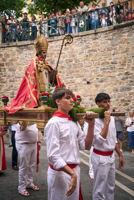 Foto de la procesión de San Fermín Txikito y la Ezpata-dantza