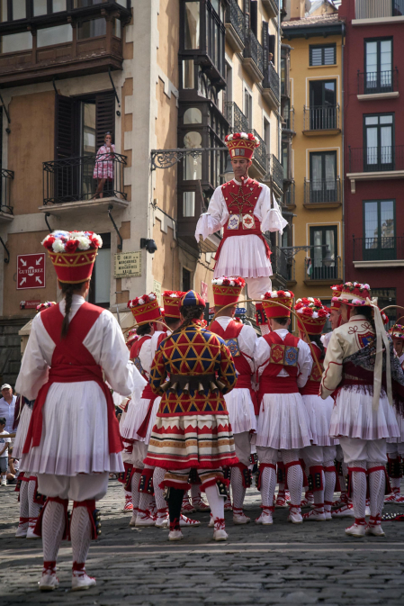 Foto de la procesión de San Fermín Txikito y la Ezpata-dantza
