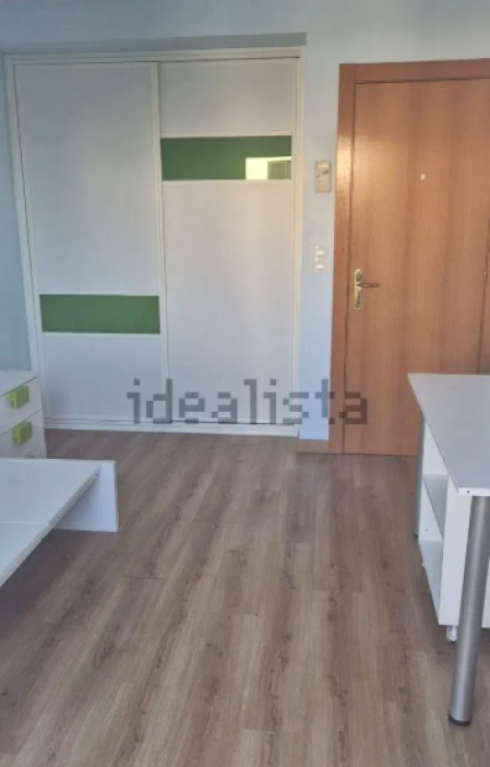 Dormitorio con armarios en blanco y tonos verdes