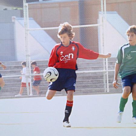 Alex Satrústegui, ex jugador rojillo disputa un partido de pequeño con Osasuna