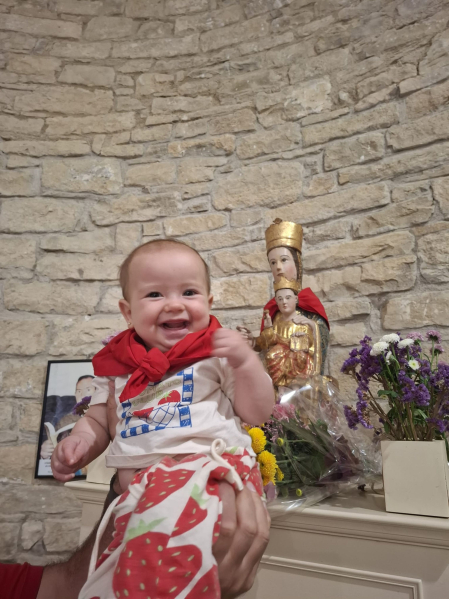 Una sonriente Sabaiza Solchaga Olcoz, ante la Virgen de Irangoiti en Sabaiza