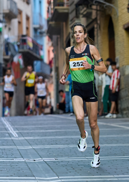 Melero, por las callas de Pamplona en la última edición que ganó de la carrera 'Tres Burgos Tres Millas'