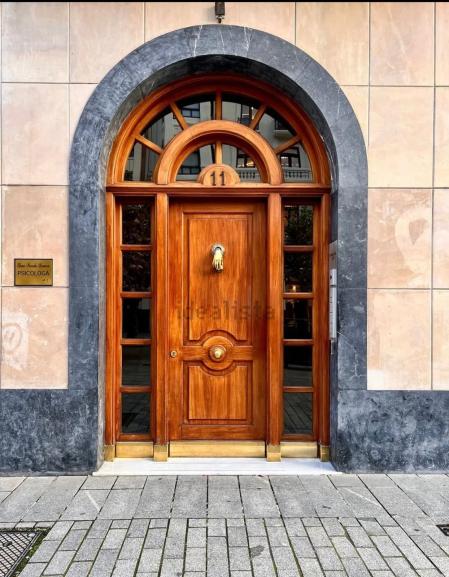 Señorial puerta de acceso en la avenida