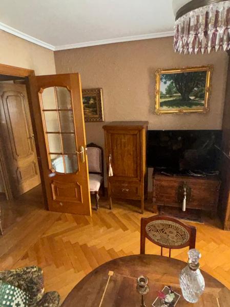 Amplio salón con balcón a la avenida