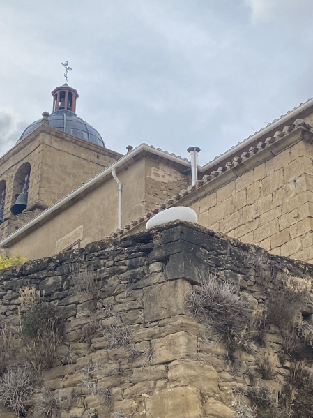 'Heterotopias', de Dicky Rekalde en cornisa de muro de la Iglesia.