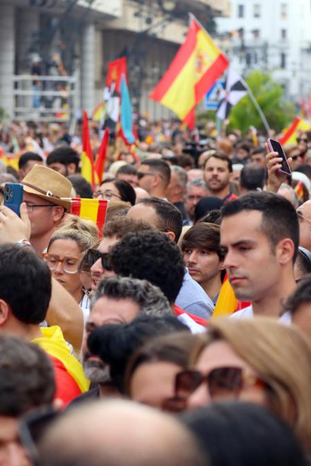 CEUTA, 13/10/2026.- Ambiente en las calles de Ceuta a la espera de la llegada de los reyes, este martes. Los reyes han aterrizado este martes en el helipuerto de Ceuta donde a las 12:30 comenzarán su agenda de actos de esta visita histórica, la primera que realizan a la ciudad, para expresar su apoyo a los ceutíes tras la entrada masiva de migrantes a finales del pasado mes de julio. EFE/Chema Moya