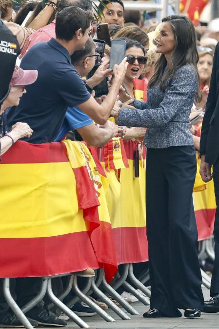 CEUTA, 13/10/2026.- La reina Letizia (d) saluda a la multitud que espera su llegada ante el Ayuntamiento de CEuta, este martes. Los reyes han aterrizado este martes en el helipuerto de Ceuta donde a las 12:30 comenzarán su agenda de actos de esta visita histórica, la primera que realizan a la ciudad, para expresar su apoyo a los ceutíes tras la entrada masiva de migrantes a finales del pasado mes de julio. EFE/Chema Moya