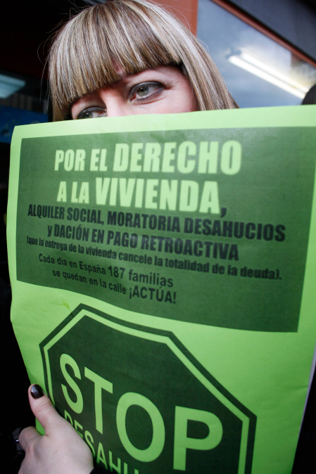 DESAHUCIO EN BERRIOZAR. AFECTADOS Y CONCENTRACION EN SU APOYO DDN - A: IVAN BENITEZ F: 24/02 L: BERRIOZAR T: MIEMBROS DE LA PLATAFORMA DEL 15-M APOYANDO A LA FAMILIA AFECTADA POR EL DESHAUCIO EN BERRIOZAR IVAN BENITEZ