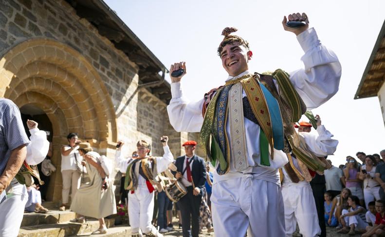 Fotos de los Danzantes de Ochagavía y sus bailes en honor de la Virgen de Muskilda