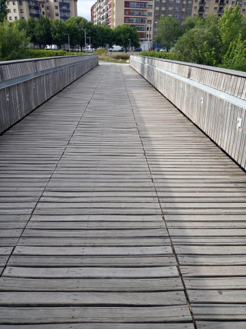 El puente de lago del parque del Orfeon Pamplonés tiene casi todas las tablas movidas y todos los dias hay algun tropiezo.