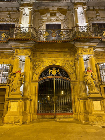 Fotos de las esculturas de Pamplona adornadas con pañuelicos rojos.
