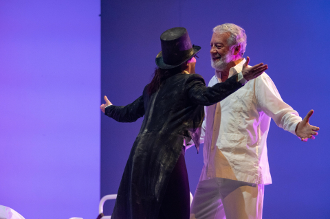 La Casa de Cultura de Burlada acogió este martes, 7 de febrero, el ensayo de la obra 'Hemingway' que se estrena en el Teatro Gayarre el jueves, día 9.